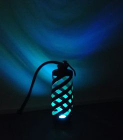 Feuerlöscher beleuchtet blau (2).jpg