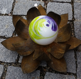 Blume mit Glaskugel.png