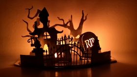 Halloween Schloss beleuchtet (2).jpg